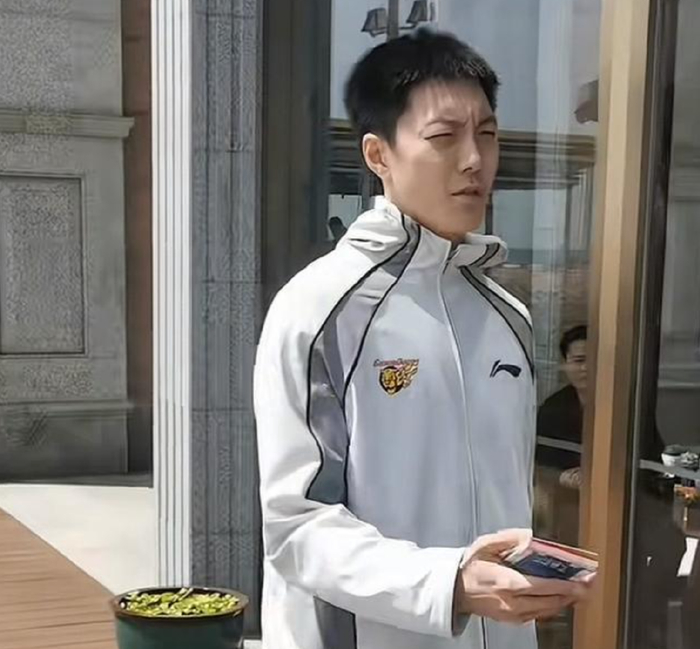 博鱼体育-胡明轩做出1个重要的决定，球迷很开心！|广东队|广东男篮|山东男篮|青岛队|球票_新浪体育_新浪新闻