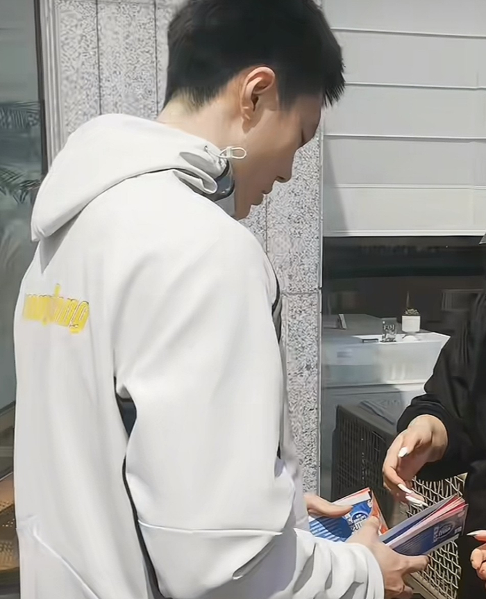 博鱼体育-胡明轩做出1个重要的决定，球迷很开心！|广东队|广东男篮|山东男篮|青岛队|球票_新浪体育_新浪新闻