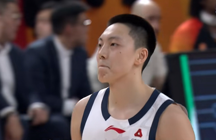 博鱼体育-胡明轩做出1个重要的决定，球迷很开心！|广东队|广东男篮|山东男篮|青岛队|球票_新浪体育_新浪新闻