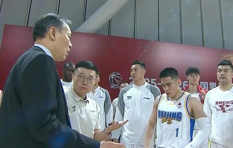 博鱼体育官方入口-CBA排名大变！上海失榜首，广东大胜辽宁完败 北京止颓山东七连胜