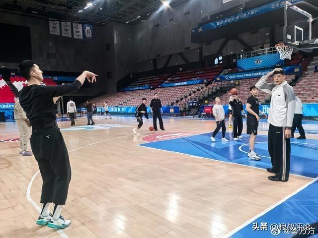 博鱼体育-CBA京城德比前瞻：赵睿沈梓捷赛前踩场引关注 张庆鹏能否爆冷