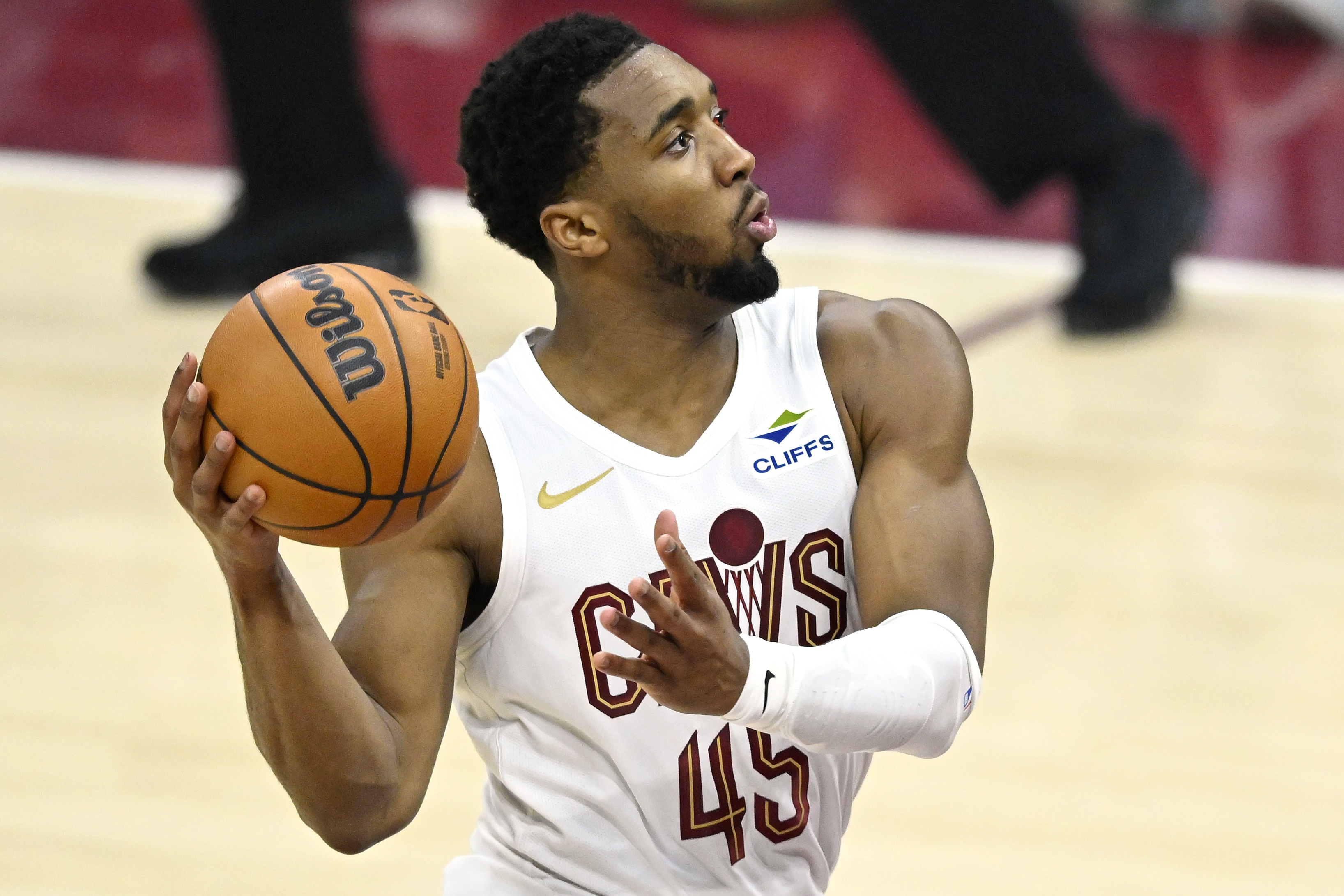 博鱼体育官方入口-米球王！米切尔18投10中&amp;罚球12中11 砍34分2板5助1断&amp;正负值+11