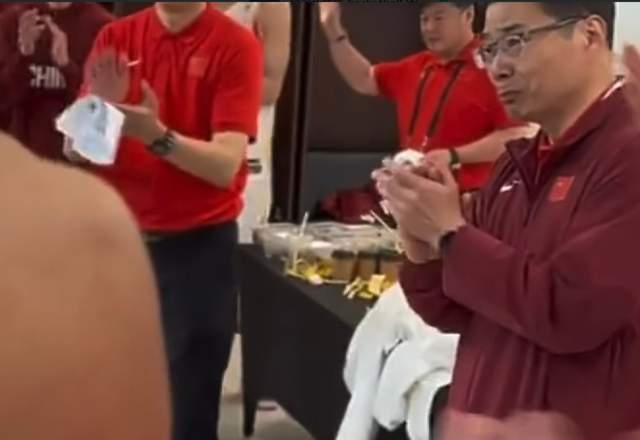 博鱼体育登录入口-中国男篮更衣室曝光!逆转功臣透露内情,3人哭了,包括篮协主席