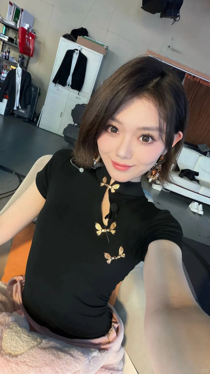 博鱼体育-【每日足球女神49】短发主持你喜欢吗~|佟艺|体育|球迷|赛事|新锐_新浪体育_新浪新闻